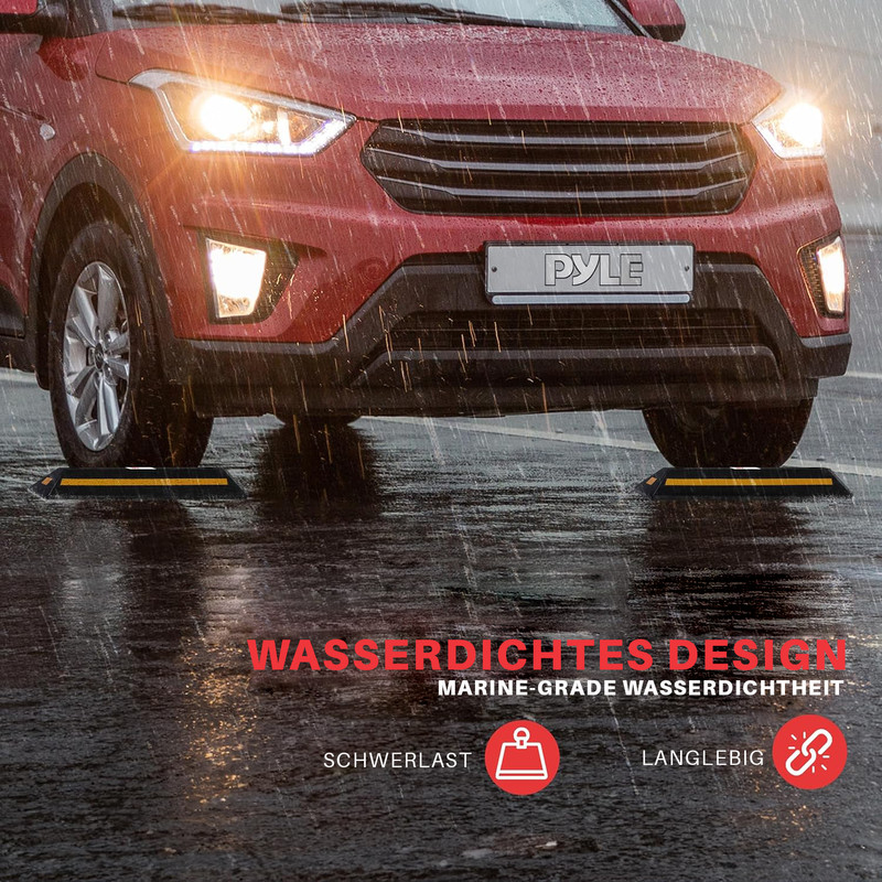 Rotes Auto steht auf nasser Fahrbahn mit Parkkeilen. Text: Wasserdichtes Design.