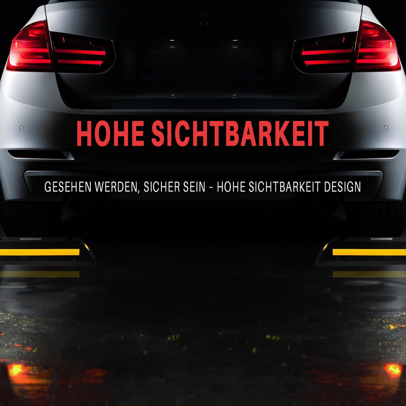 Rückseite eines Autos mit roten Lichtern. Text: HOHE SICHTBARKEIT.