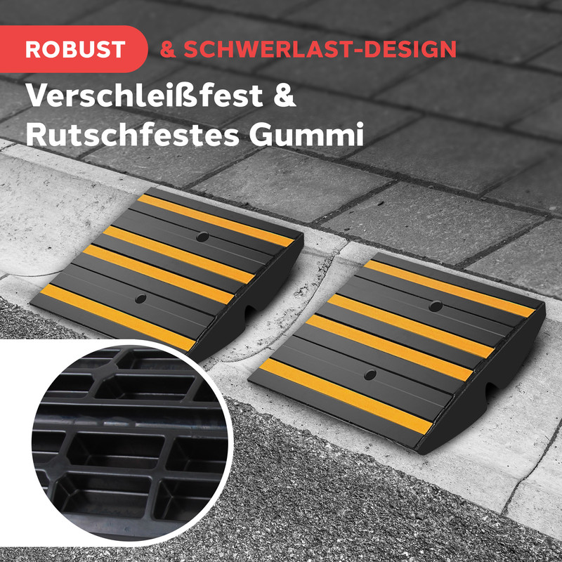 Zwei schwarze Rampen mit gelben Streifen auf gepflastertem Untergrund.
