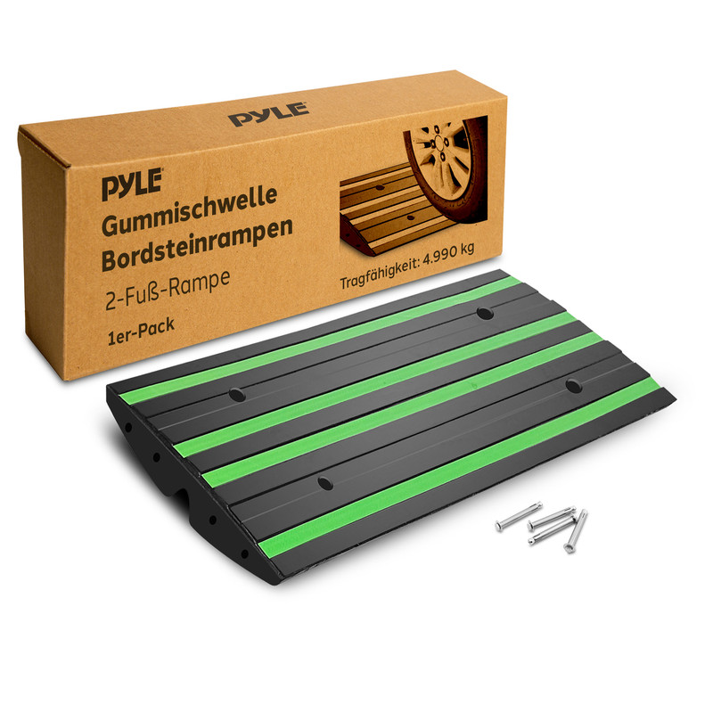 Schwarze Rampe mit grünen Streifen, daneben eine Pappschachtel.
