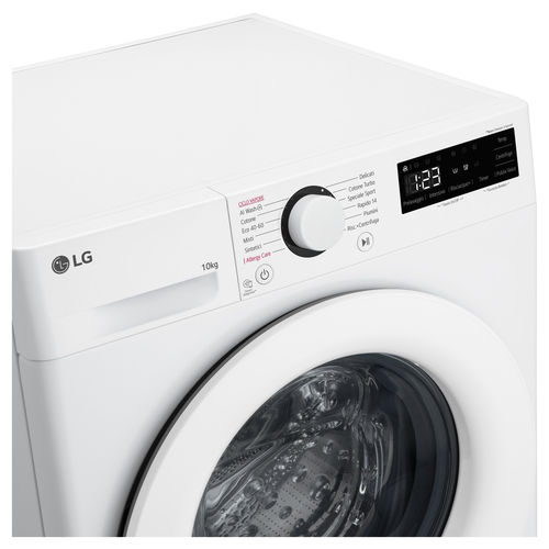 Una lavatrice LG bianca con display digitale e selettore. Capacità 10 kg.