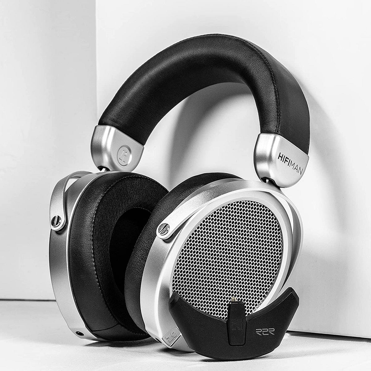 Cuffie HifiMan argentate e nere con padiglioni in rete e archetto in pelle.