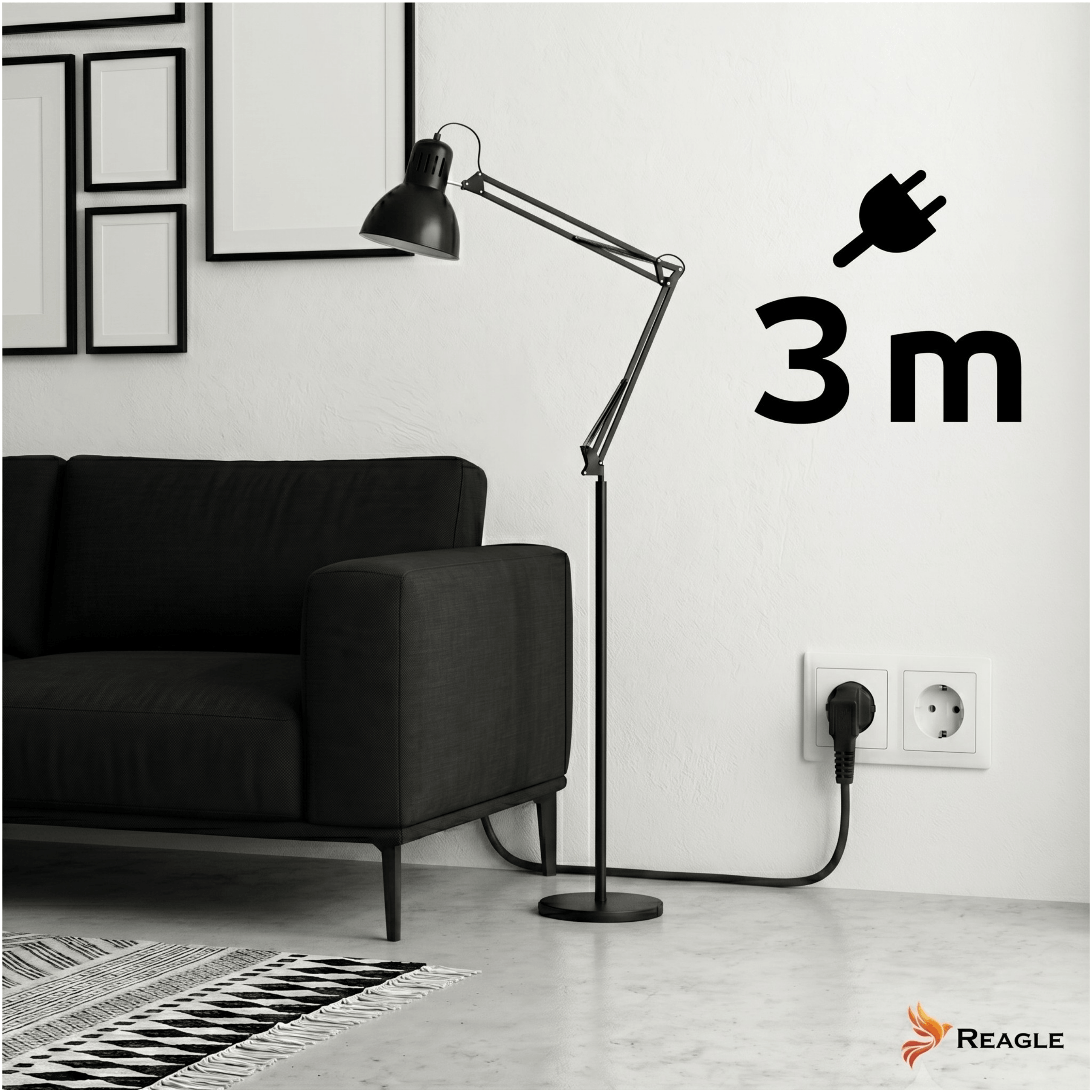 Schwarze Stehlampe neben Sofa, 3m Kabel, Stecker in Steckdose.