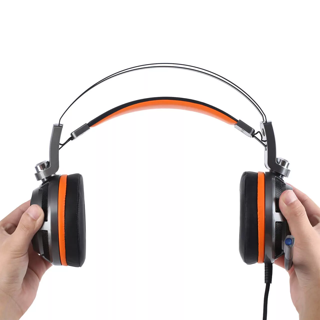 Auriculares con detalles naranjas sostenidos por manos.