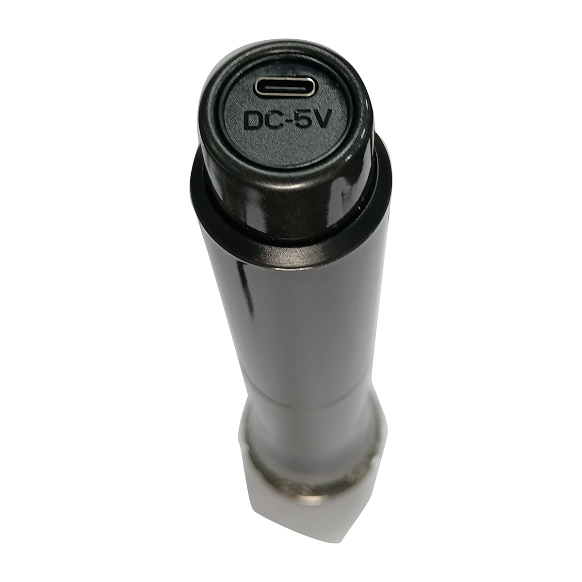 Ciemny, cylindryczny przedmiot z portem USB-C i oznaczeniem "DC-5V".