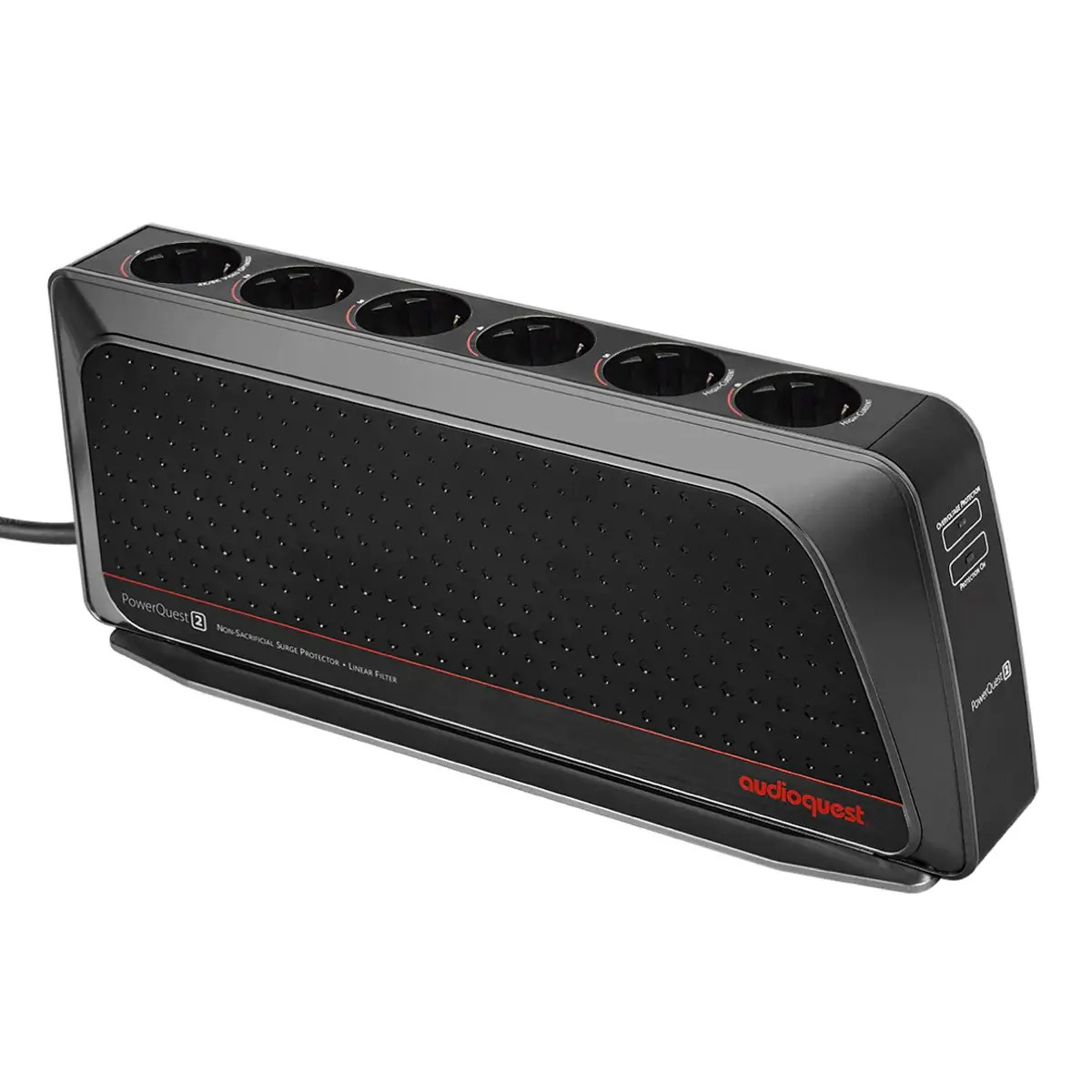 Altı prizli ve iki USB bağlantı noktalı siyah AudioQuest PowerQuest 2 aşırı gerilim koruyucu.