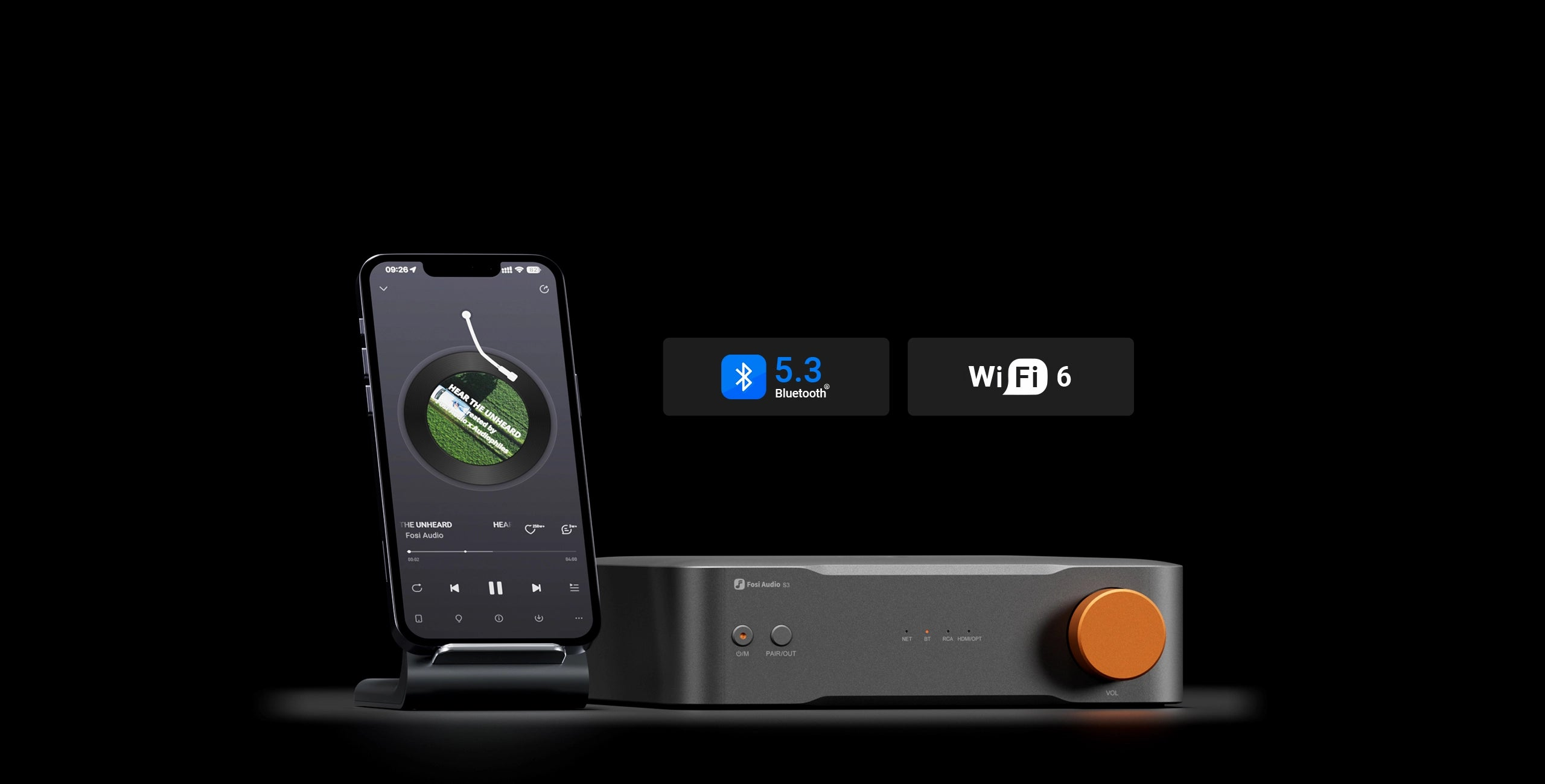 Een smartphone met muziekapp naast een Fosi Audio S3 versterker. Bluetooth 5.3 en Wi-Fi 6 worden aangegeven.