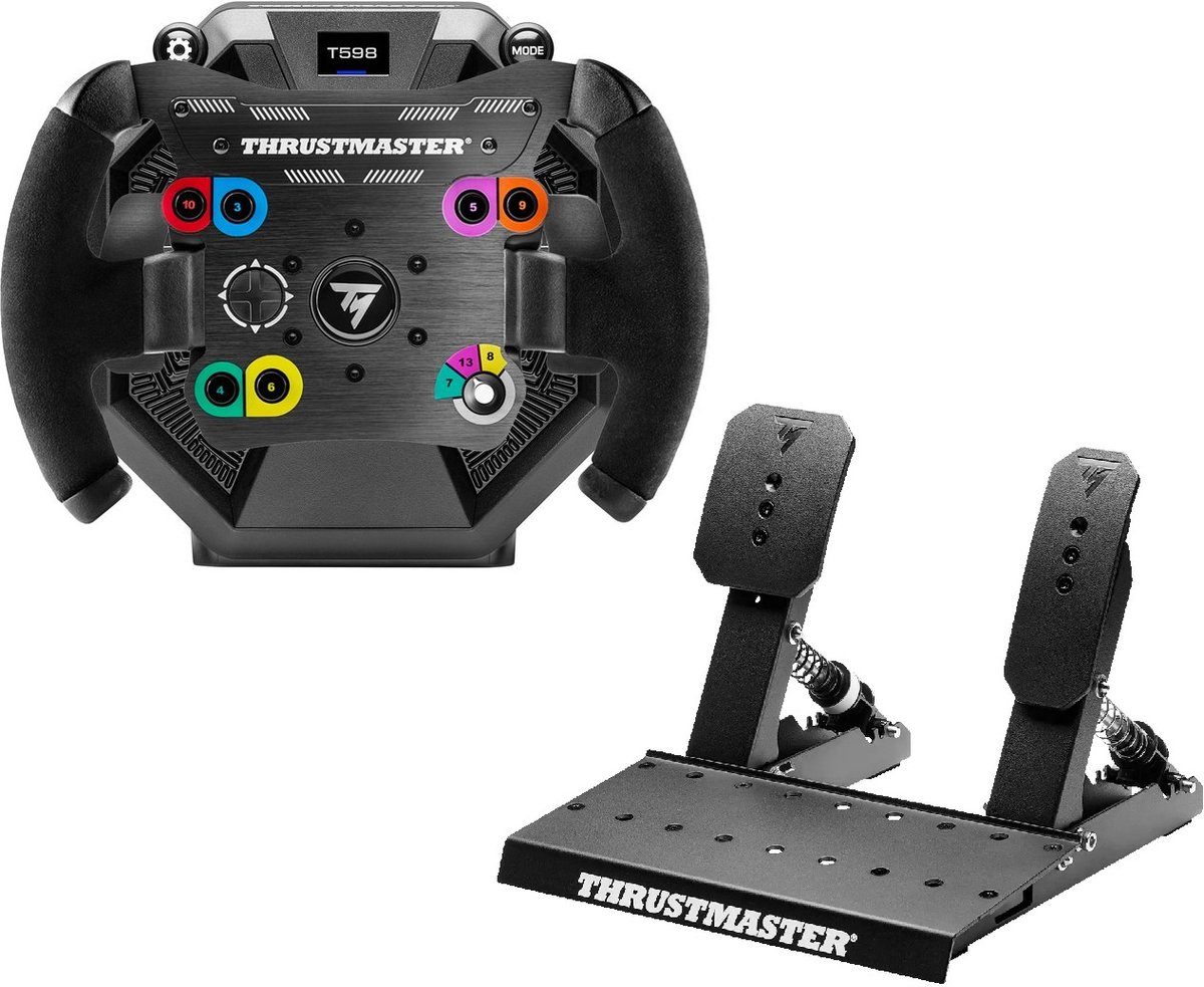 Un volante da corsa Thrustmaster nero e un set di due pedali su sfondo bianco.