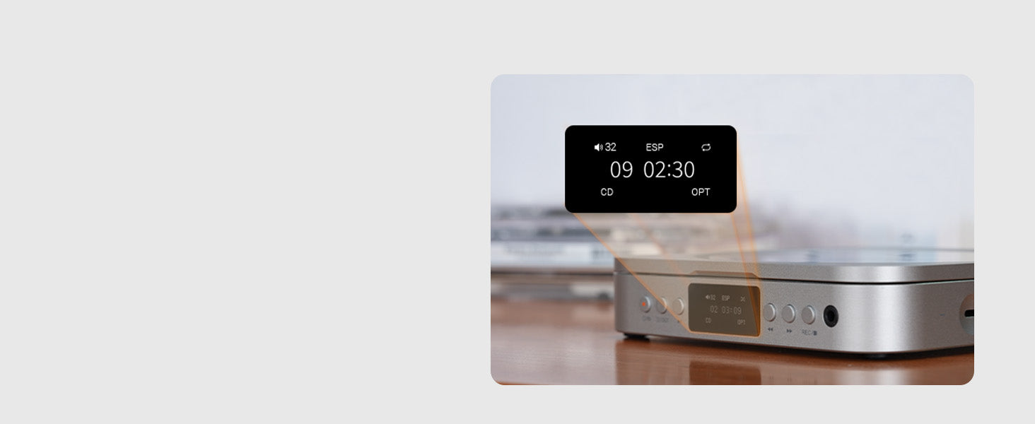 Een zilveren CD-speler met een digitaal display dat tijd en CD-info toont.