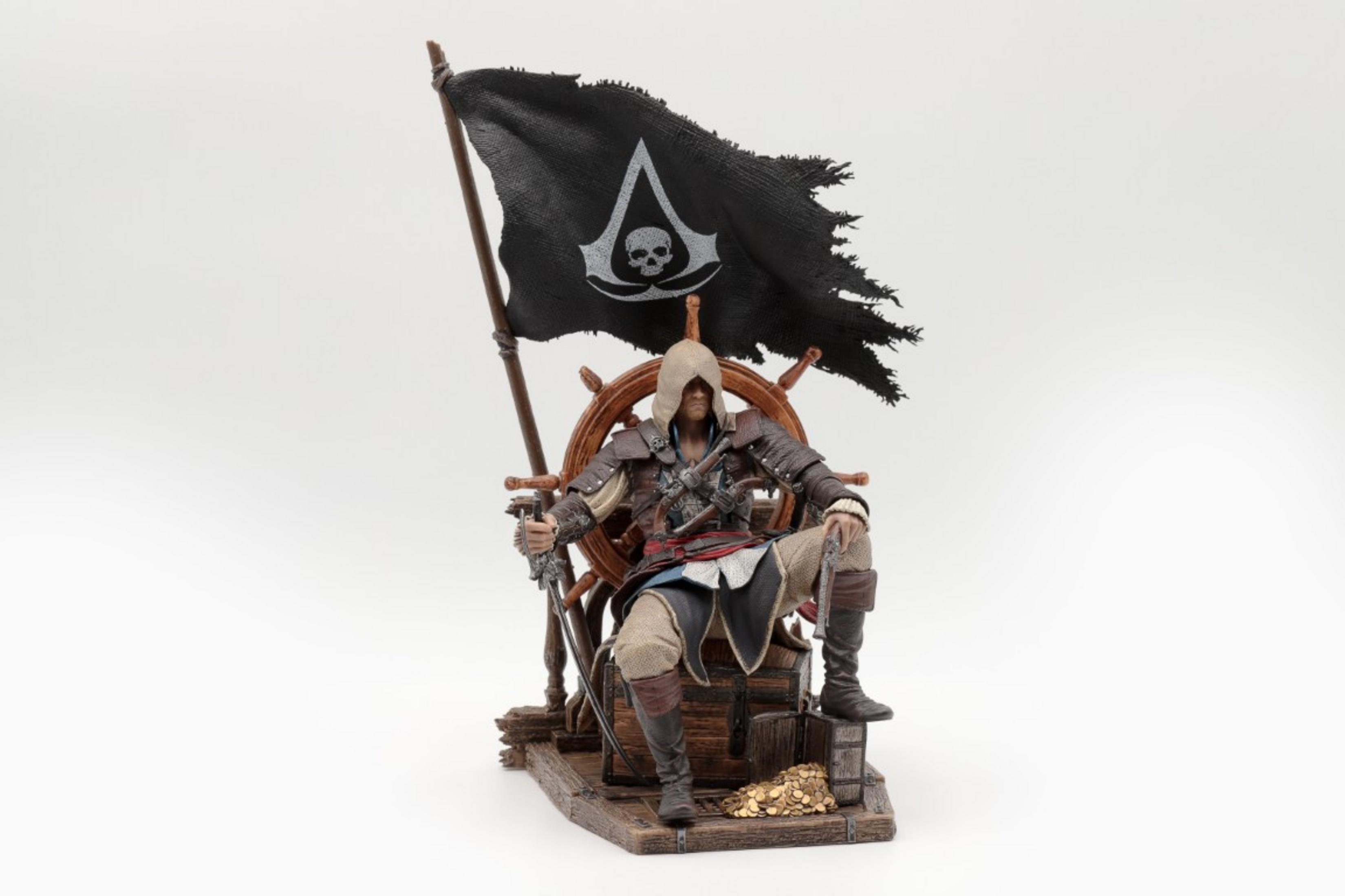 Figura di uomo in abiti da pirata con bandiera teschio, ruota del timone e monete d'oro.