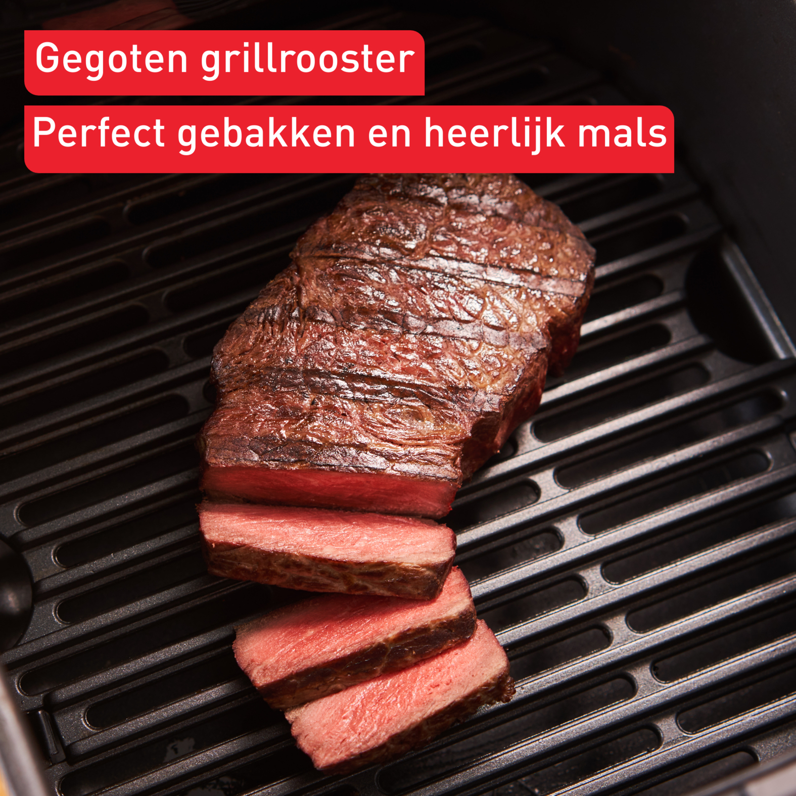 Una bistecca perfettamente grigliata riposa su una griglia nera.