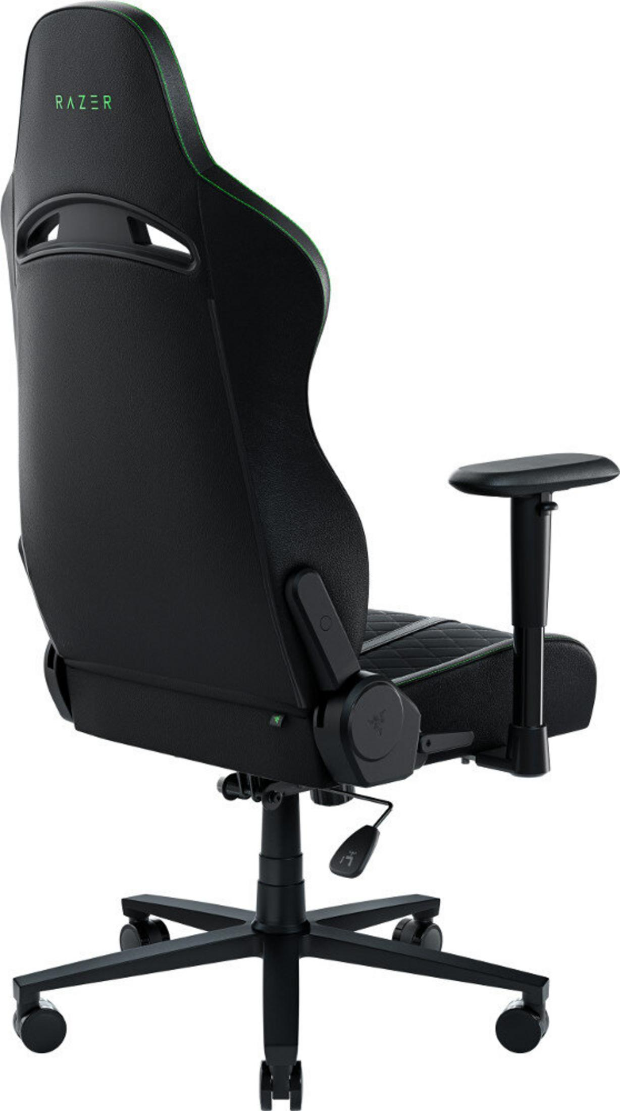Yeşil kenarlı siyah Razer oyuncu koltuğu, yandan tekerlekli görünüm.
