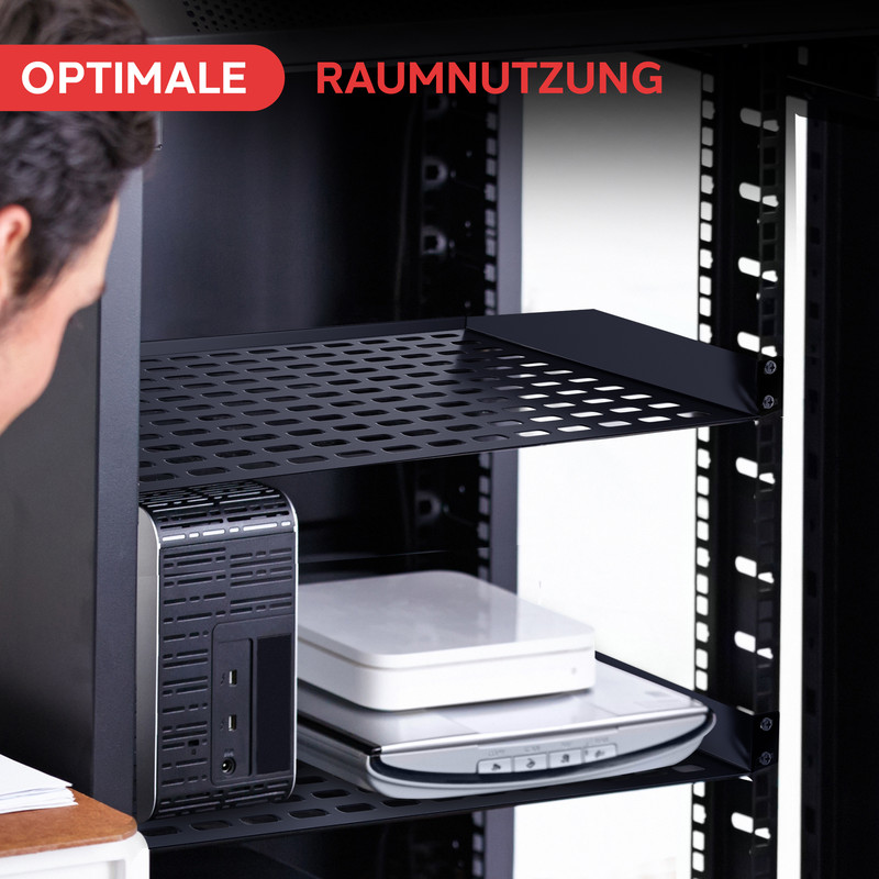 Ein Mann schaut in ein Rack mit Geräten. "Optimale Raumnutzung" steht oben.