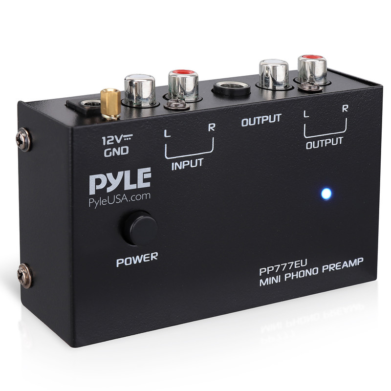 Schwarzer Pyle Mini Phono Vorverstärker mit Cinch-Ein-& Ausgängen und Netzschalter.