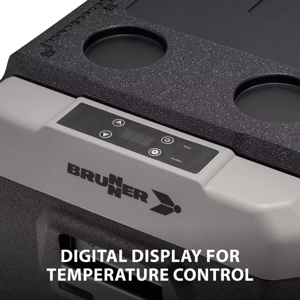 Display digitale su un frigorifero Bruner nero e grigio con pulsanti di controllo.