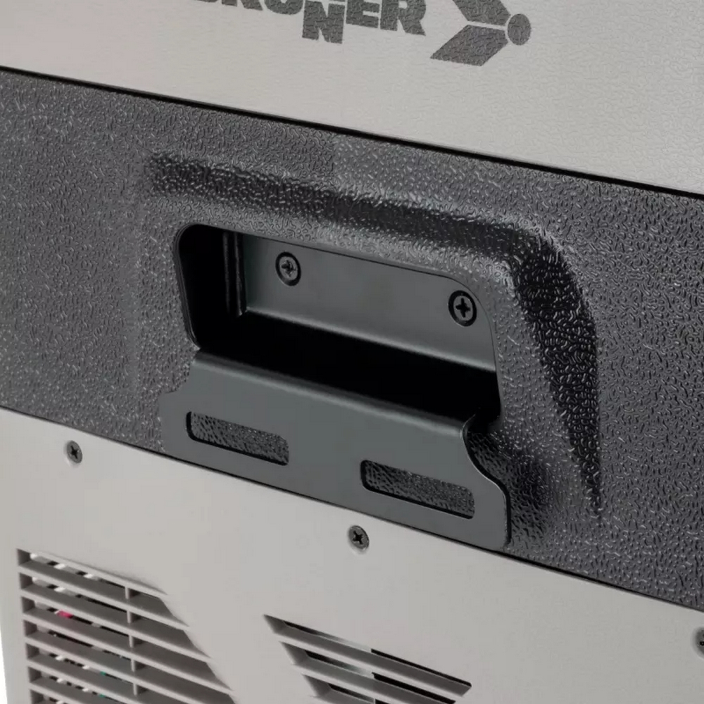 Primo piano di una maniglia nera su un dispositivo grigio testurizzato con fessure di ventilazione.