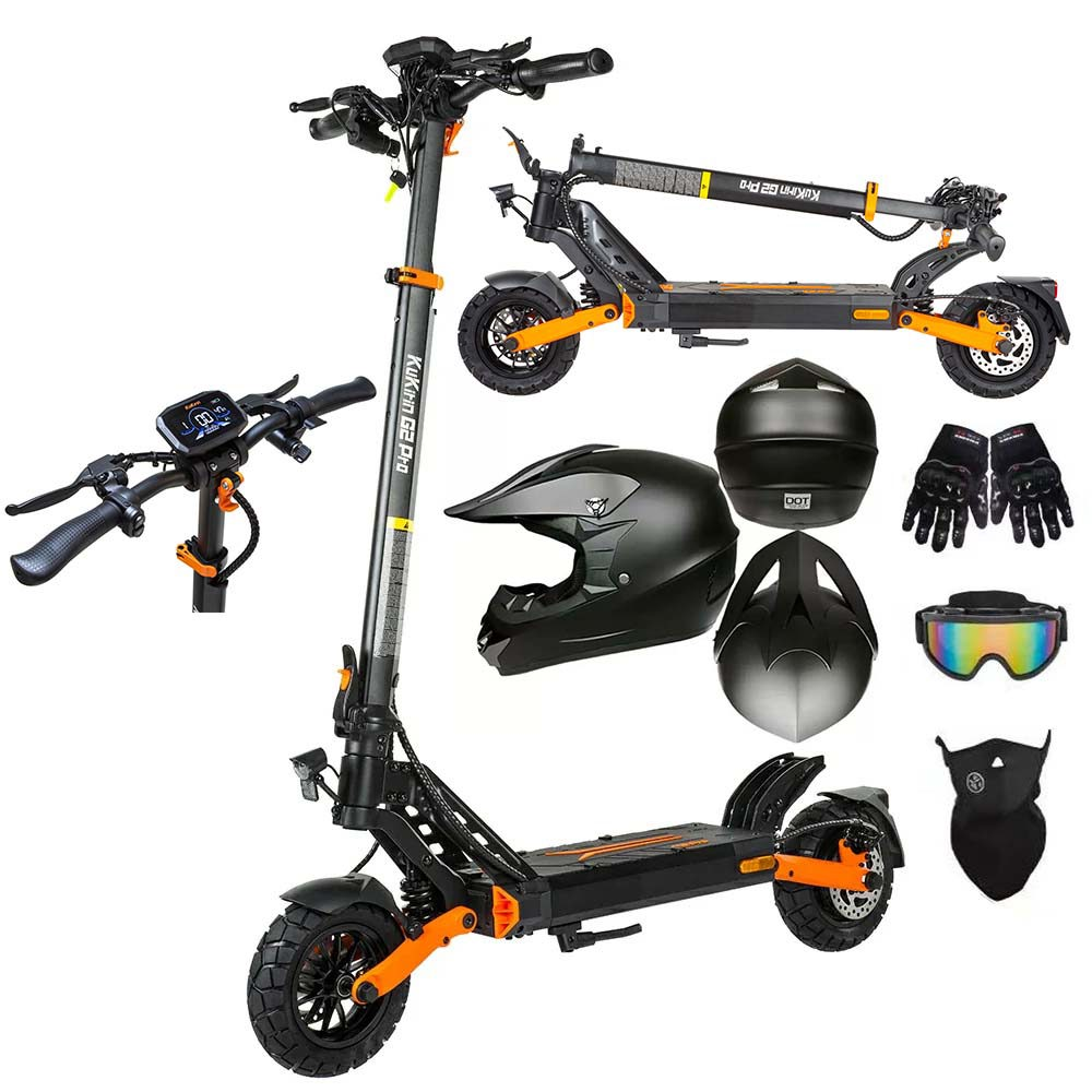 Uno scooter elettrico nero con accenti arancioni, caschi, guanti e occhiali.