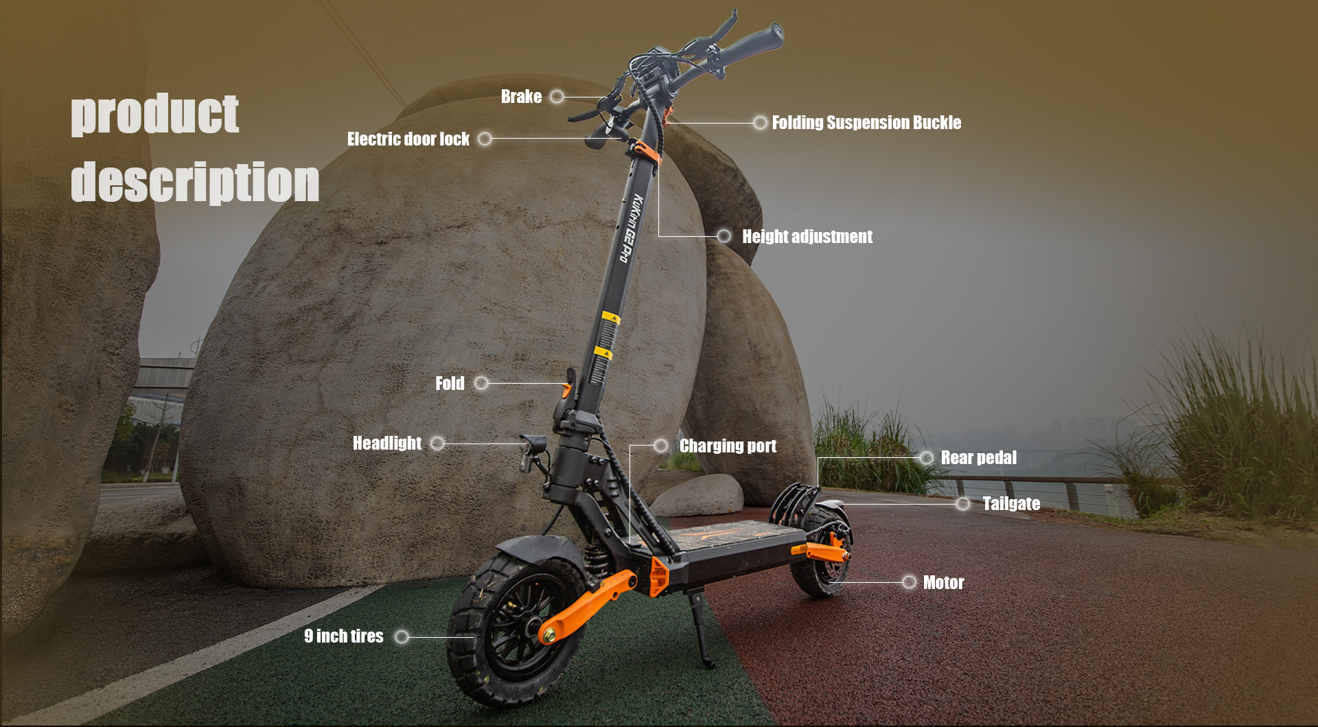 Uno scooter elettrico nero con accenti arancioni si erge davanti a grandi rocce.