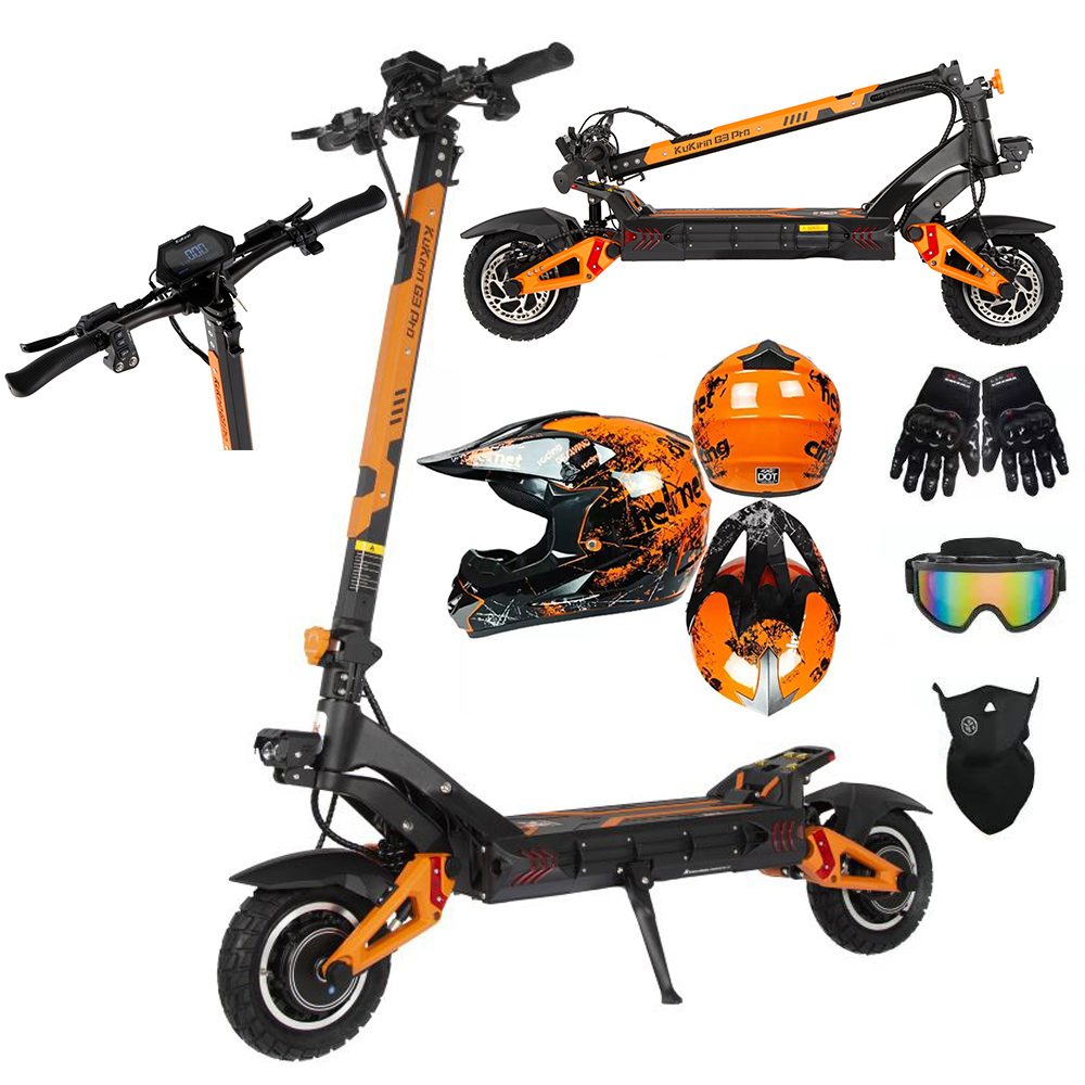 Un monopattino elettrico arancione e nero con accessori: caschi, guanti, occhiali e maschera.
