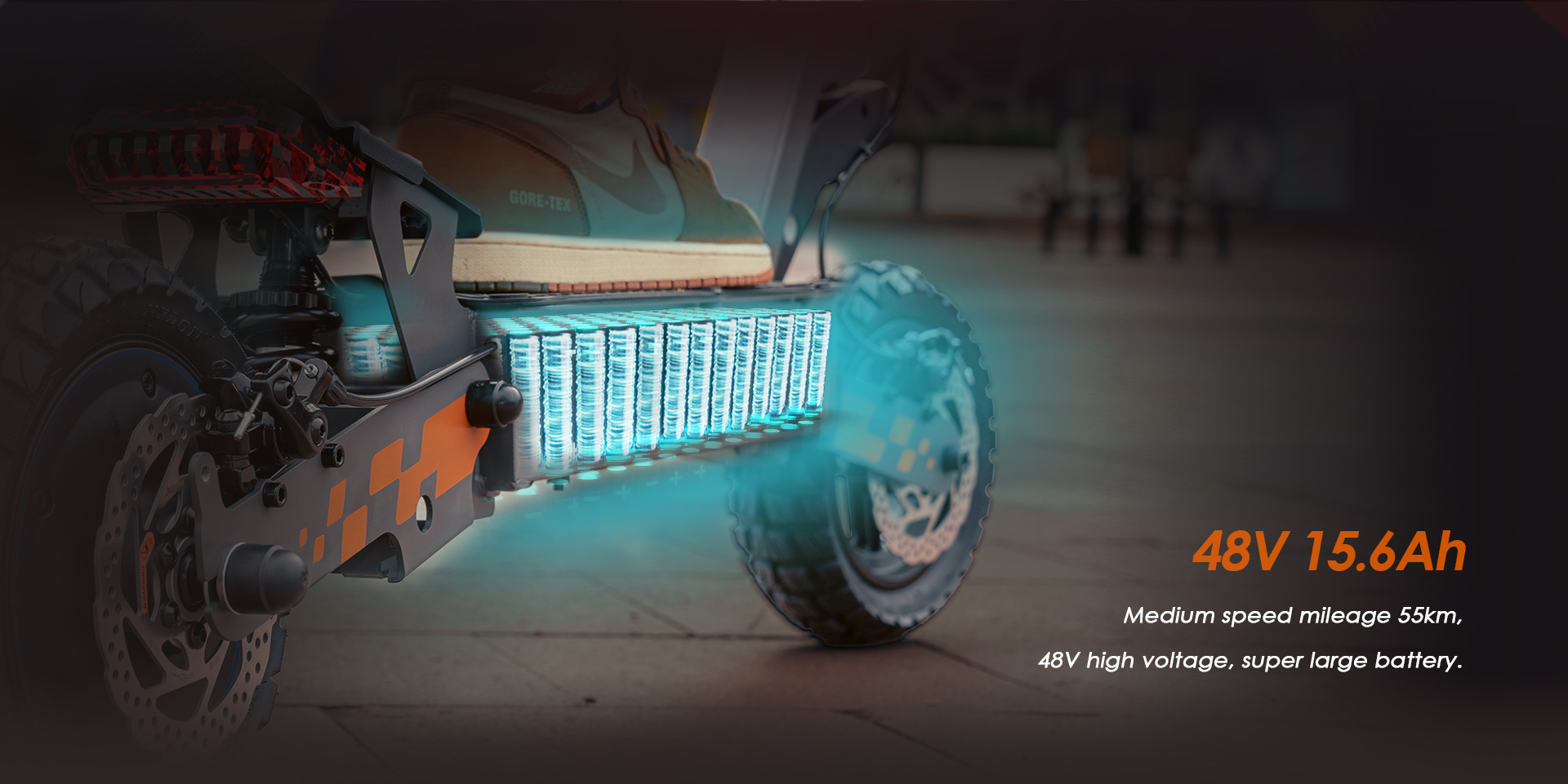 Primo piano di uno scooter elettrico con batteria luminosa e testo sulle sue specifiche.