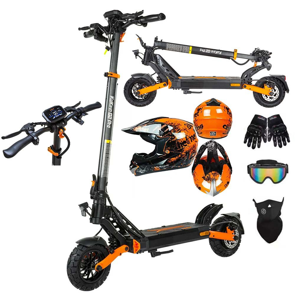 Uno scooter elettrico con accenti arancioni, due caschi, guanti e occhiali.