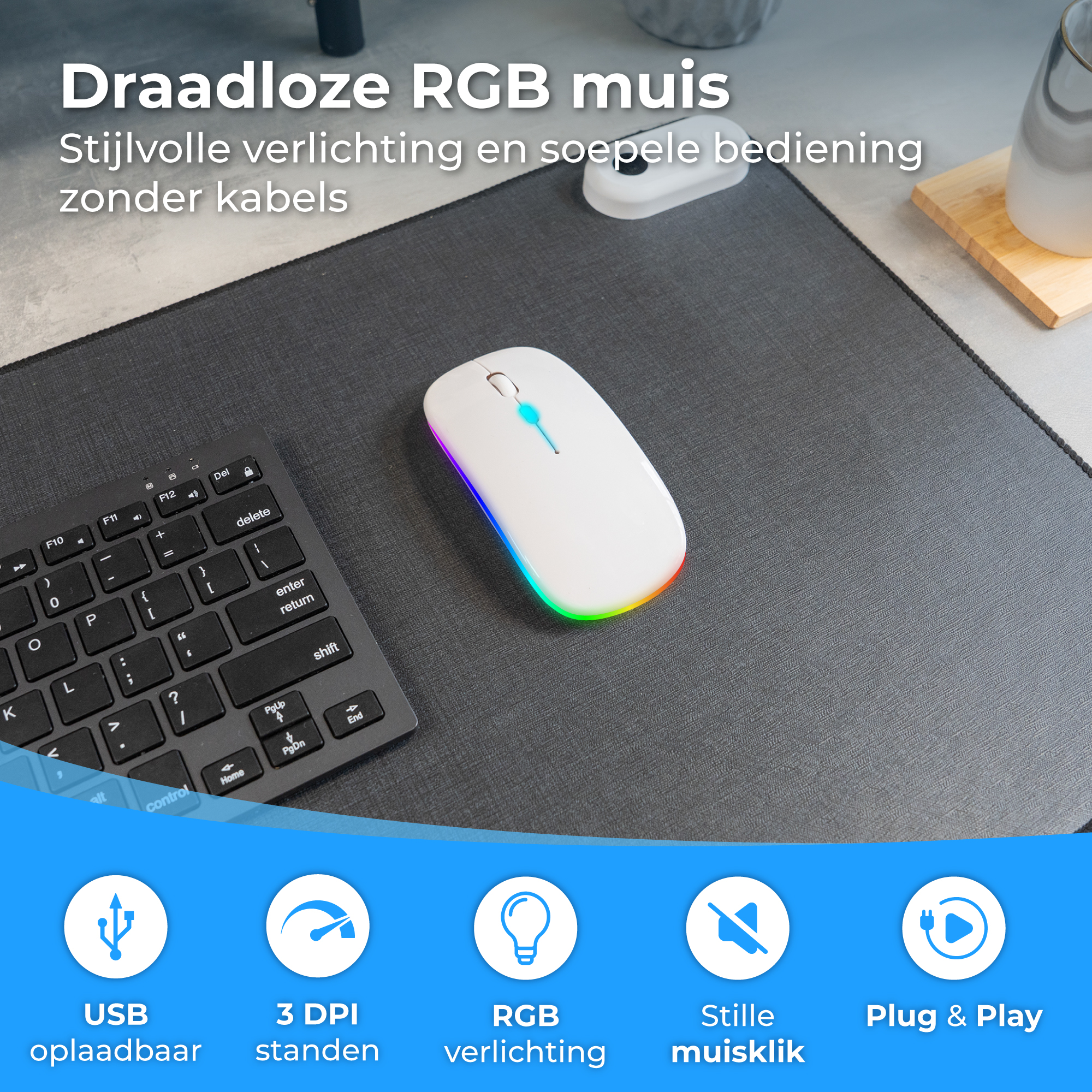 Een witte RGB muis en toetsenbord liggen op een donkere mat.