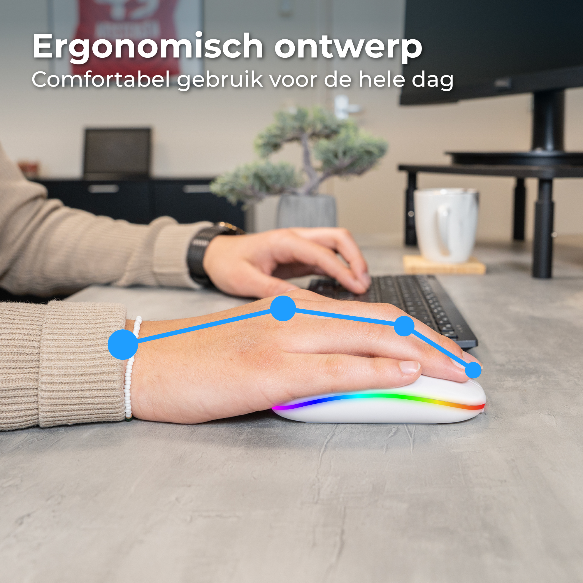 Een hand gebruikt een witte muis met RGB-verlichting, een blauwe lijn toont het bewegingspad.