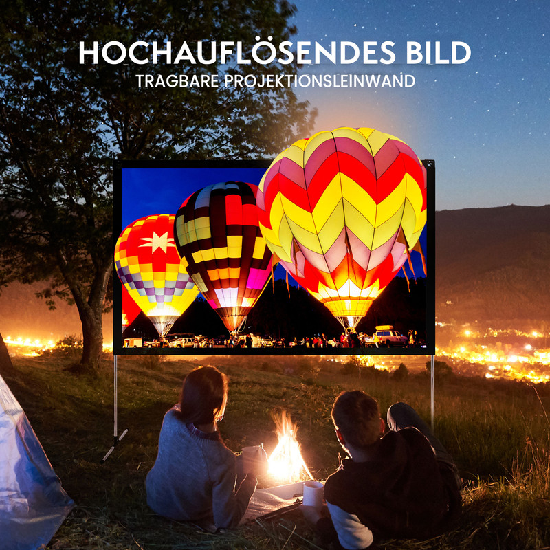 Zwei Personen sitzen am Lagerfeuer und schauen einen Projektionsleinwand mit bunten Heißluftballons.
