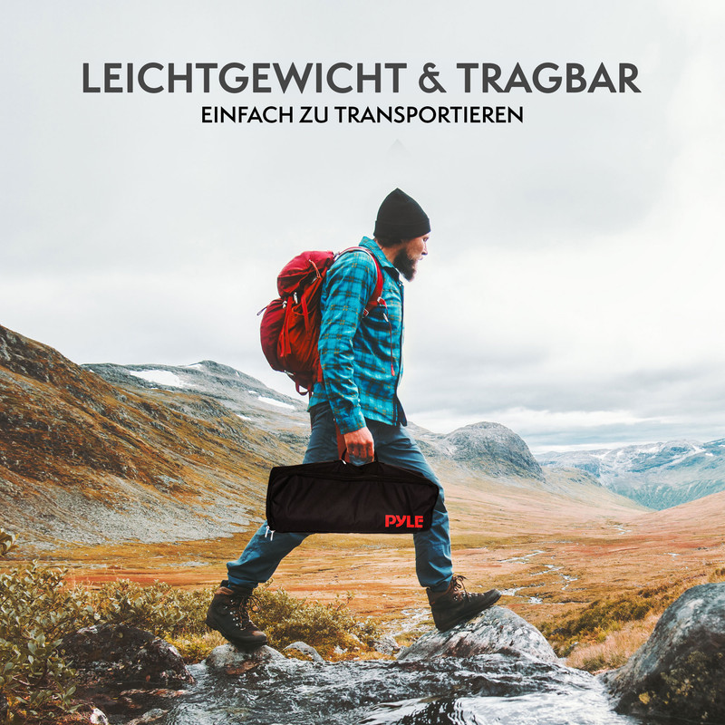 Mann mit Rucksack und Tasche wandert in felsiger Landschaft.