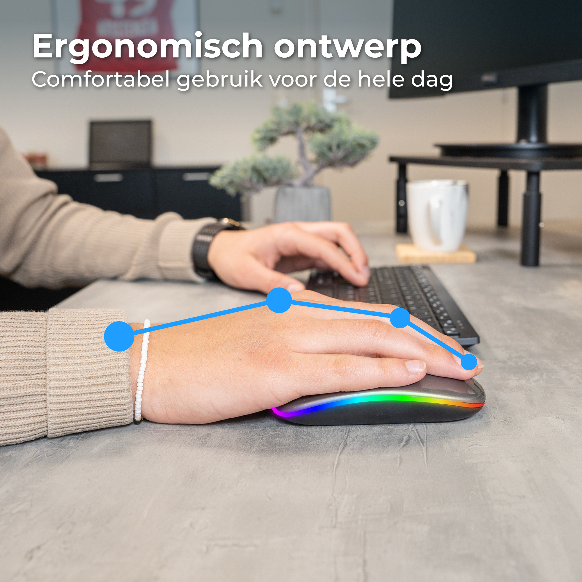 Een hand gebruikt een muis met RGB-verlichting. Ergonomisch ontwerp.