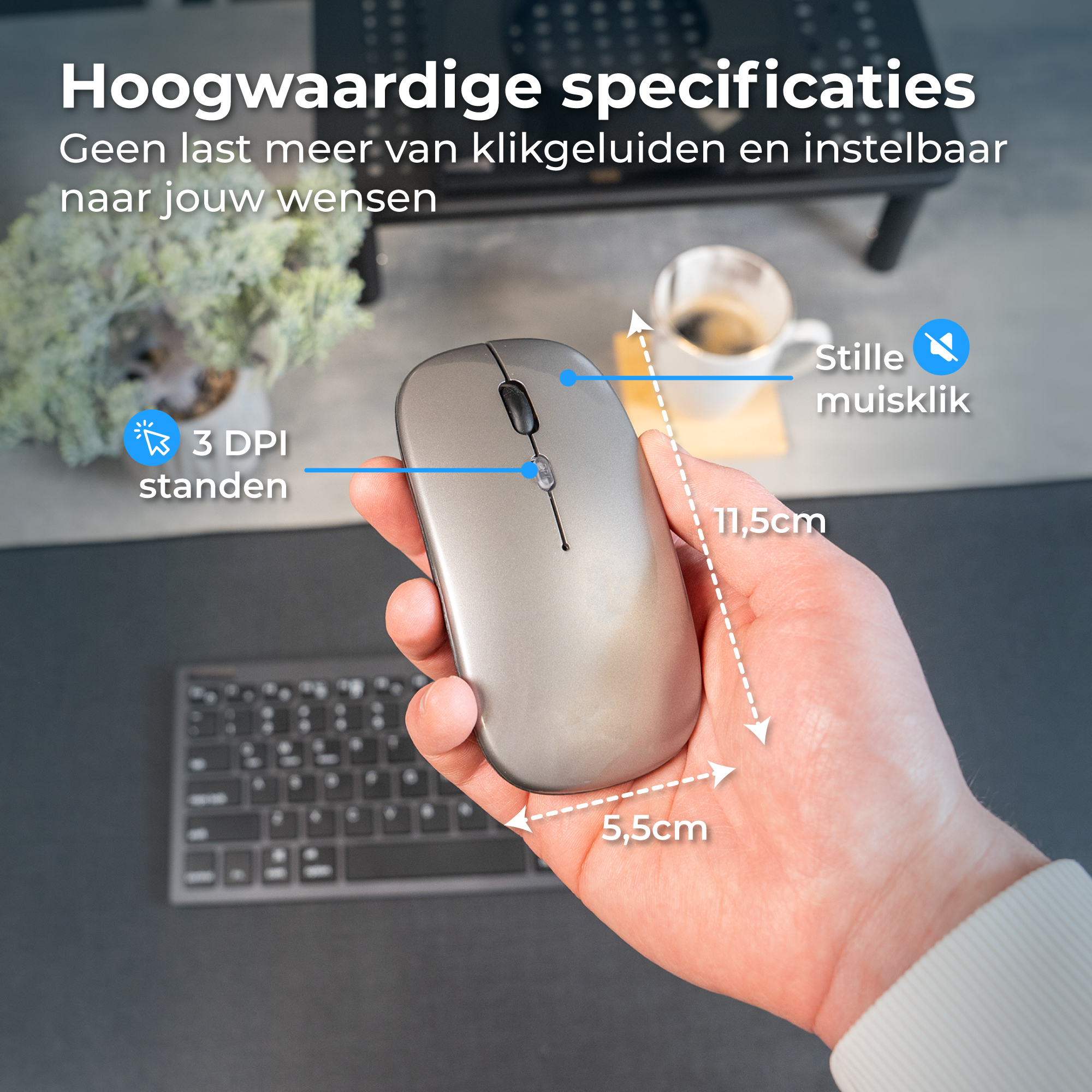 Grijze muis in hand, met afmetingen.