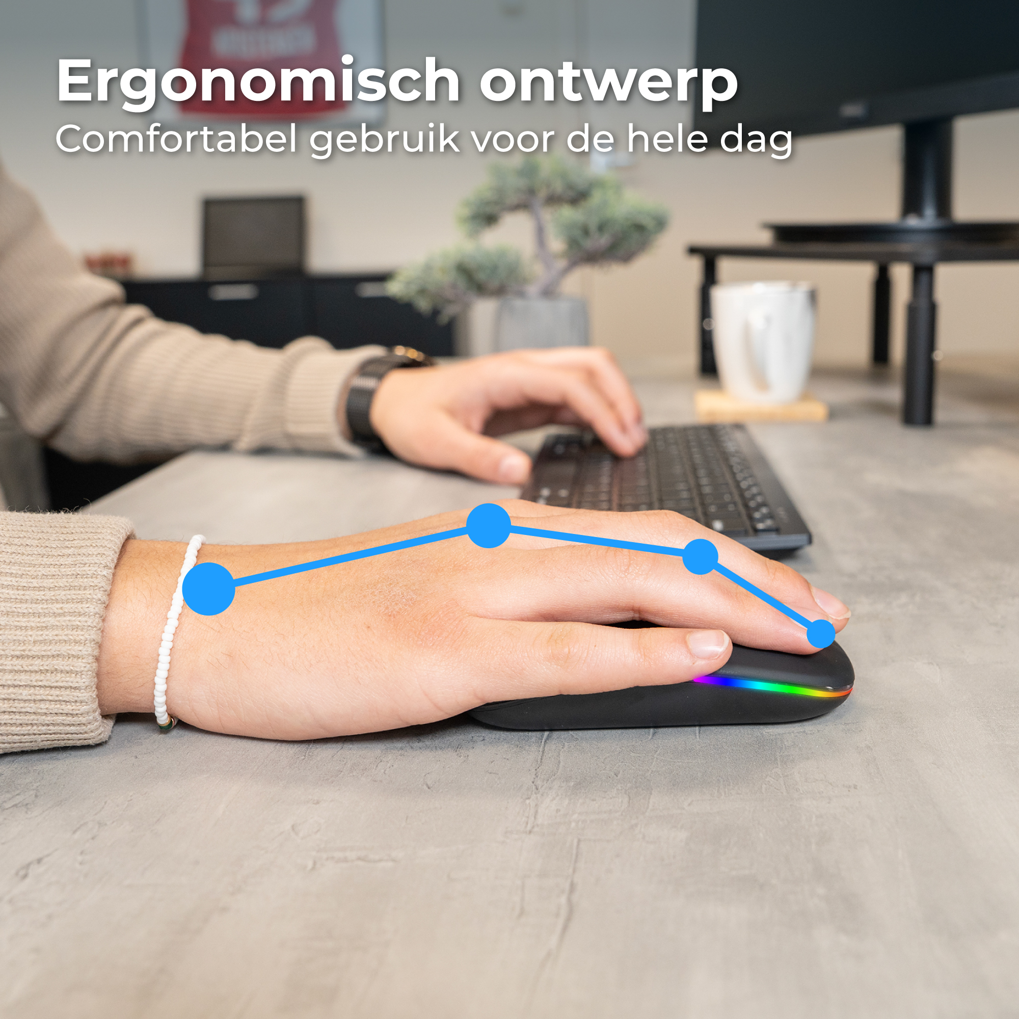 Een hand gebruikt een zwarte muis met regenboog-leds op een bureau.
