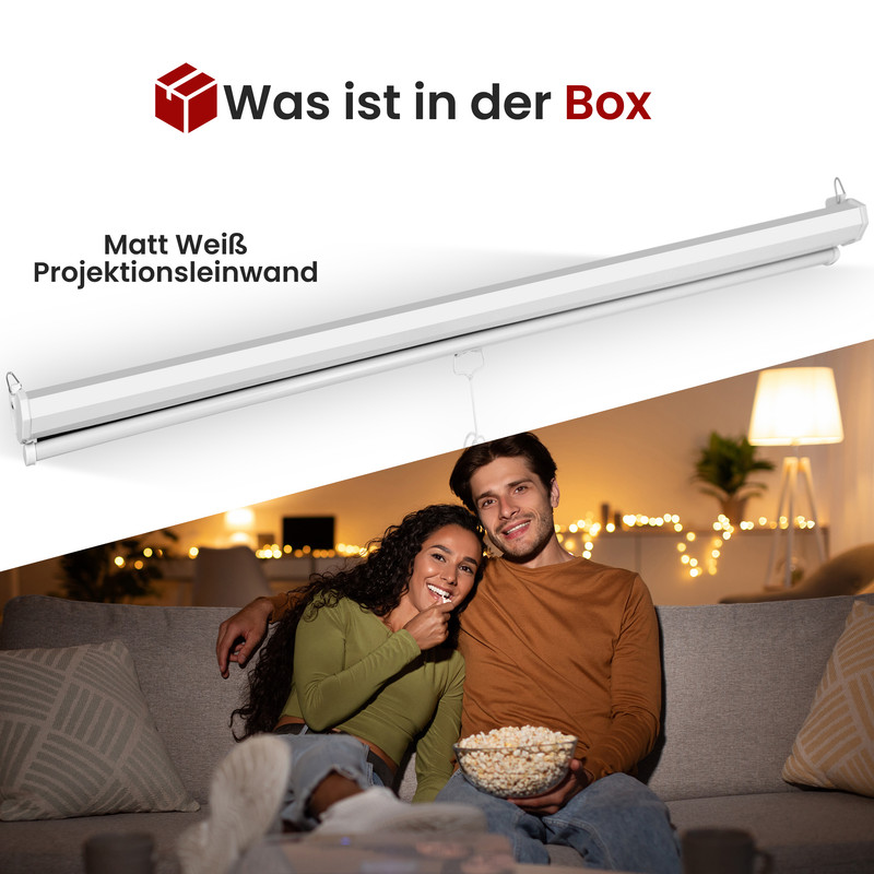Ein Paar isst Popcorn und schaut fern, eine Leinwand ist ausgefahren.