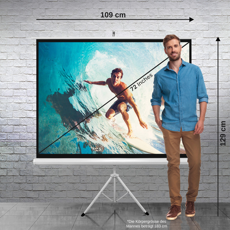 Mann neben 72-Zoll-Leinwand, Surfer auf Welle im Bild.