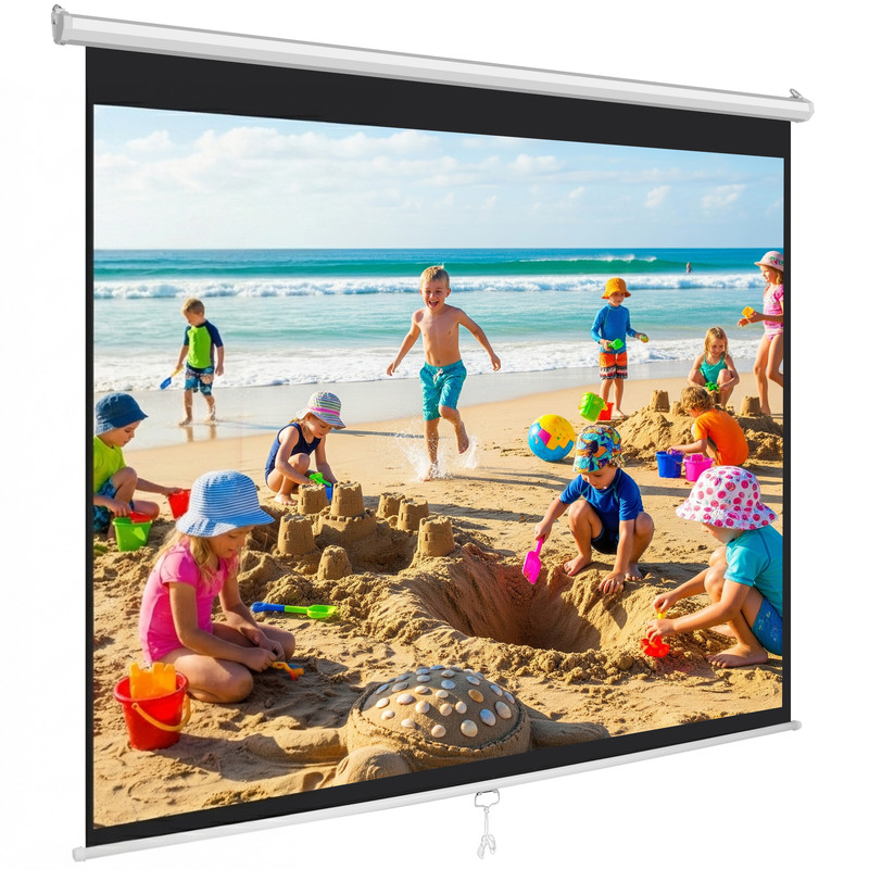 Kinder bauen Sandburgen am Strand mit Spielzeug und dem Meer im Hintergrund.
