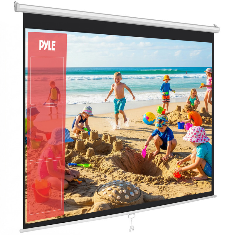 Kinder bauen Sandburgen am Strand mit dem Meer im Hintergrund.