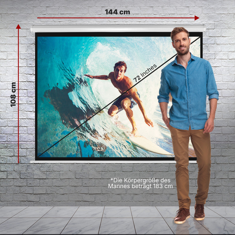 Mann vor Leinwand mit Surfer. Maße 144x108cm, 72 Zoll.