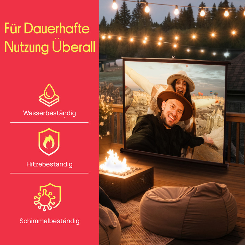 Outdoor-Kino mit Projektor, Feuerschale und Sitzsäcken bei Nacht.