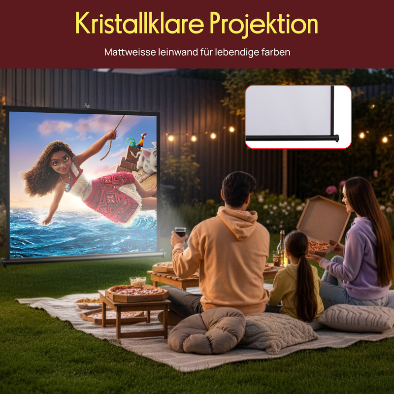 Familie schaut Moana Film im Garten auf Leinwand, mit Pizza und Getränken.