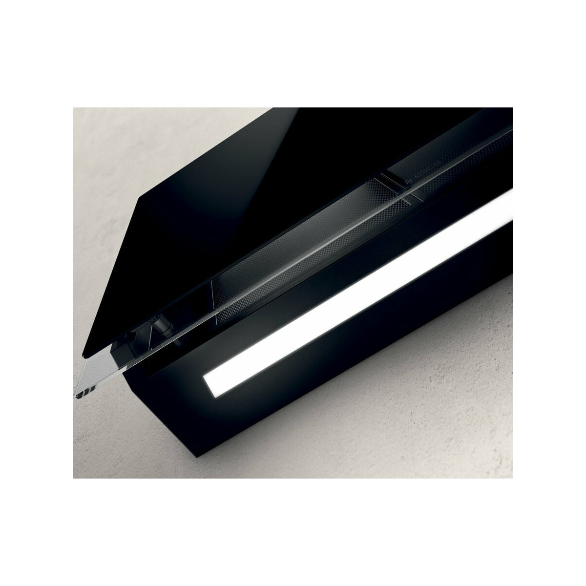 Una cappa da cucina moderna nera con striscia LED luminosa e accenti metallici.