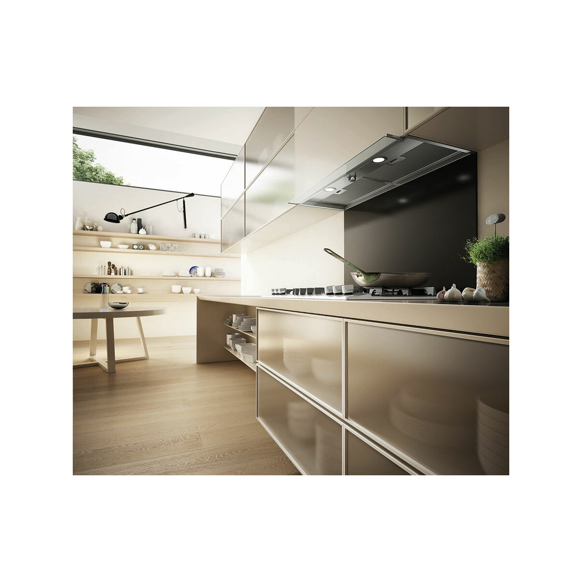 Cucina moderna con isola, piano cottura a gas, cappa, mensole e tavolo da pranzo.