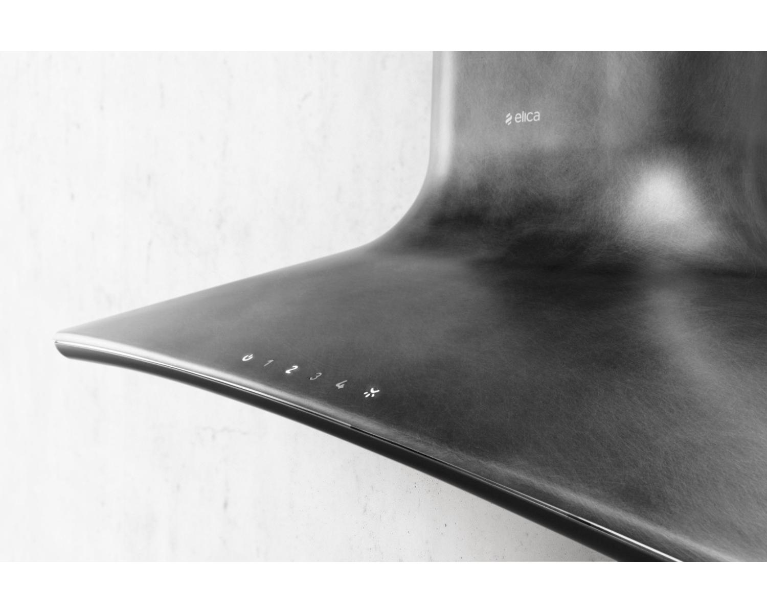 Cappa Elica elegante con comandi touch su sfondo bianco testurizzato.