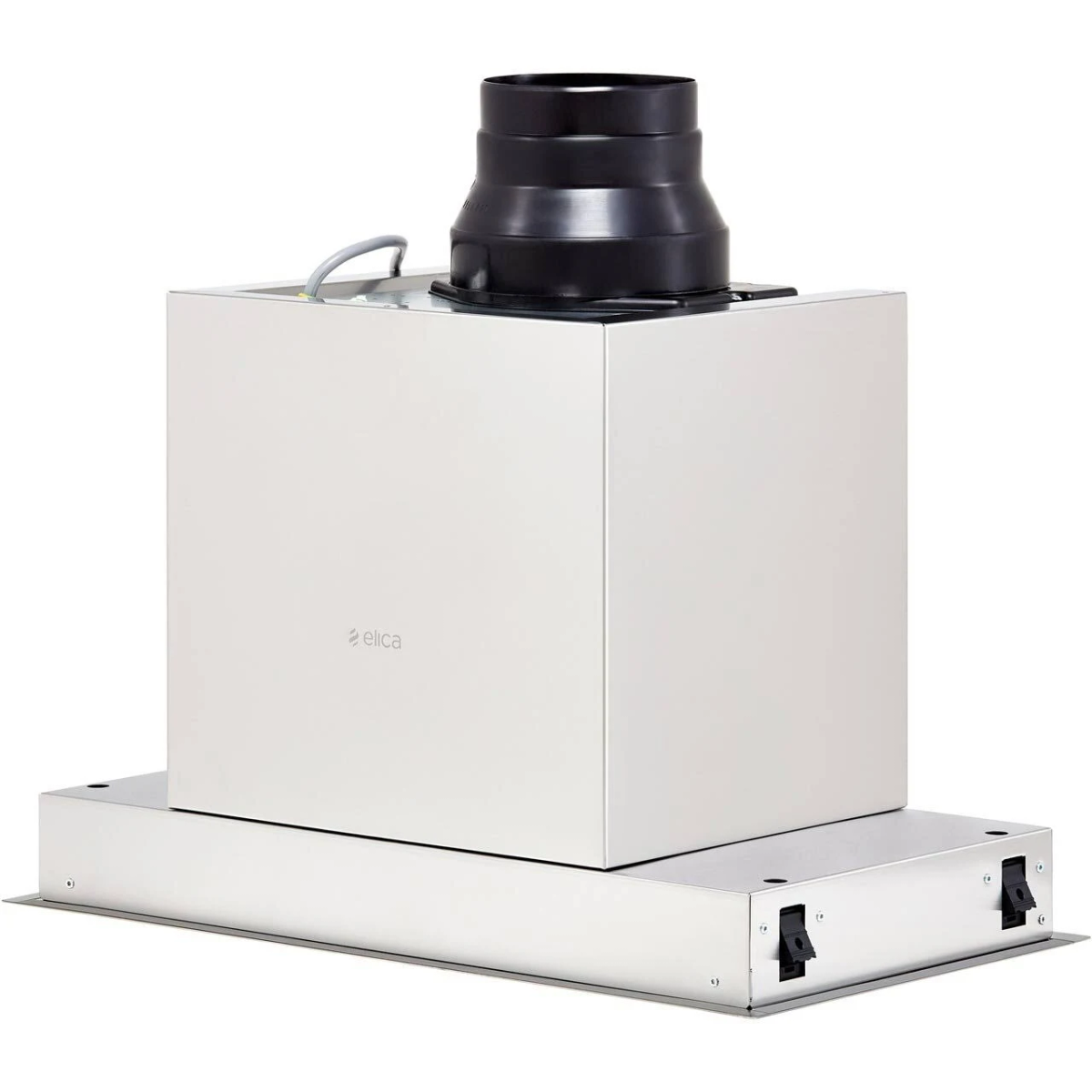 Cappa in acciaio inox con tubo nero e interruttori.