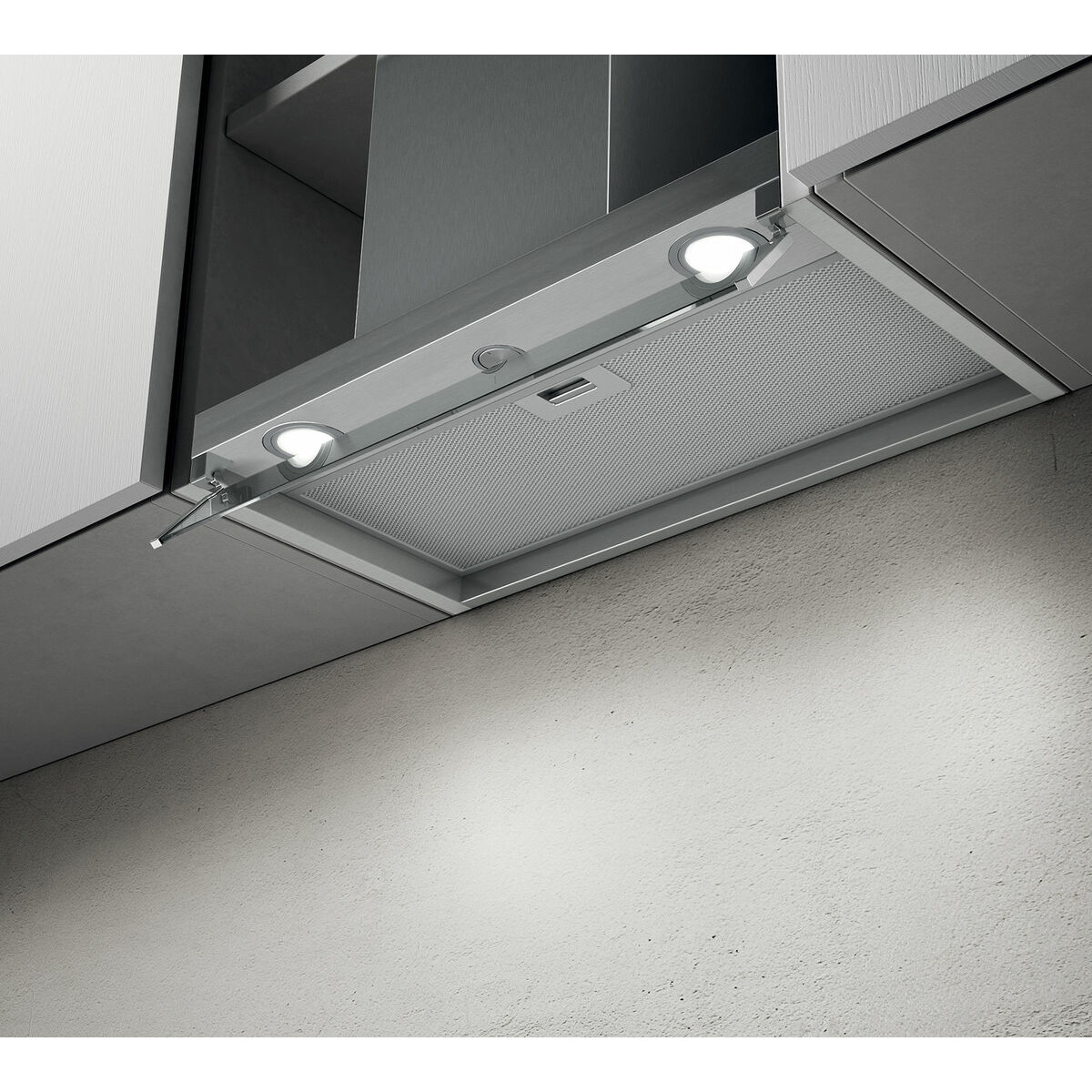 Cappa in acciaio inox con luci sopra un muro grigio.