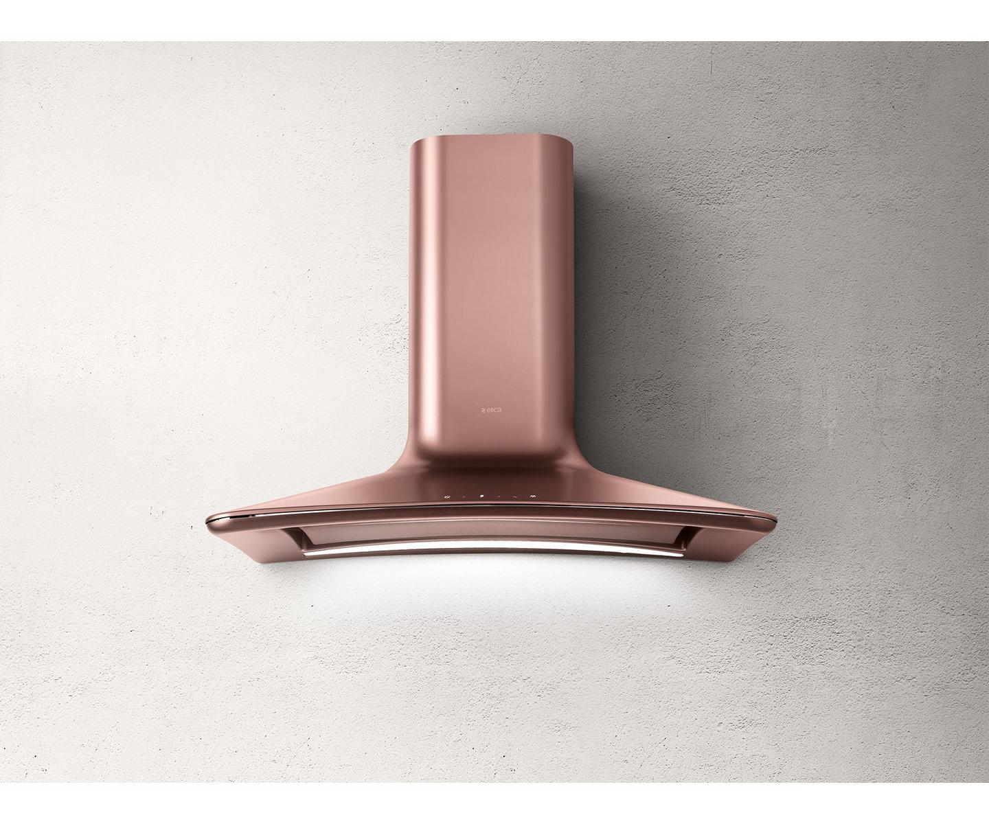 Una cappa da cucina color rame con illuminazione pende da un muro di cemento.