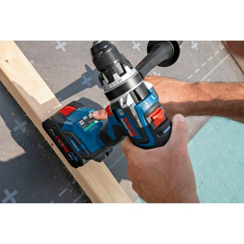 Ein Mann benutzt einen blauen und schwarzen Bosch-Akkuschrauber, um Holz zu bearbeiten.