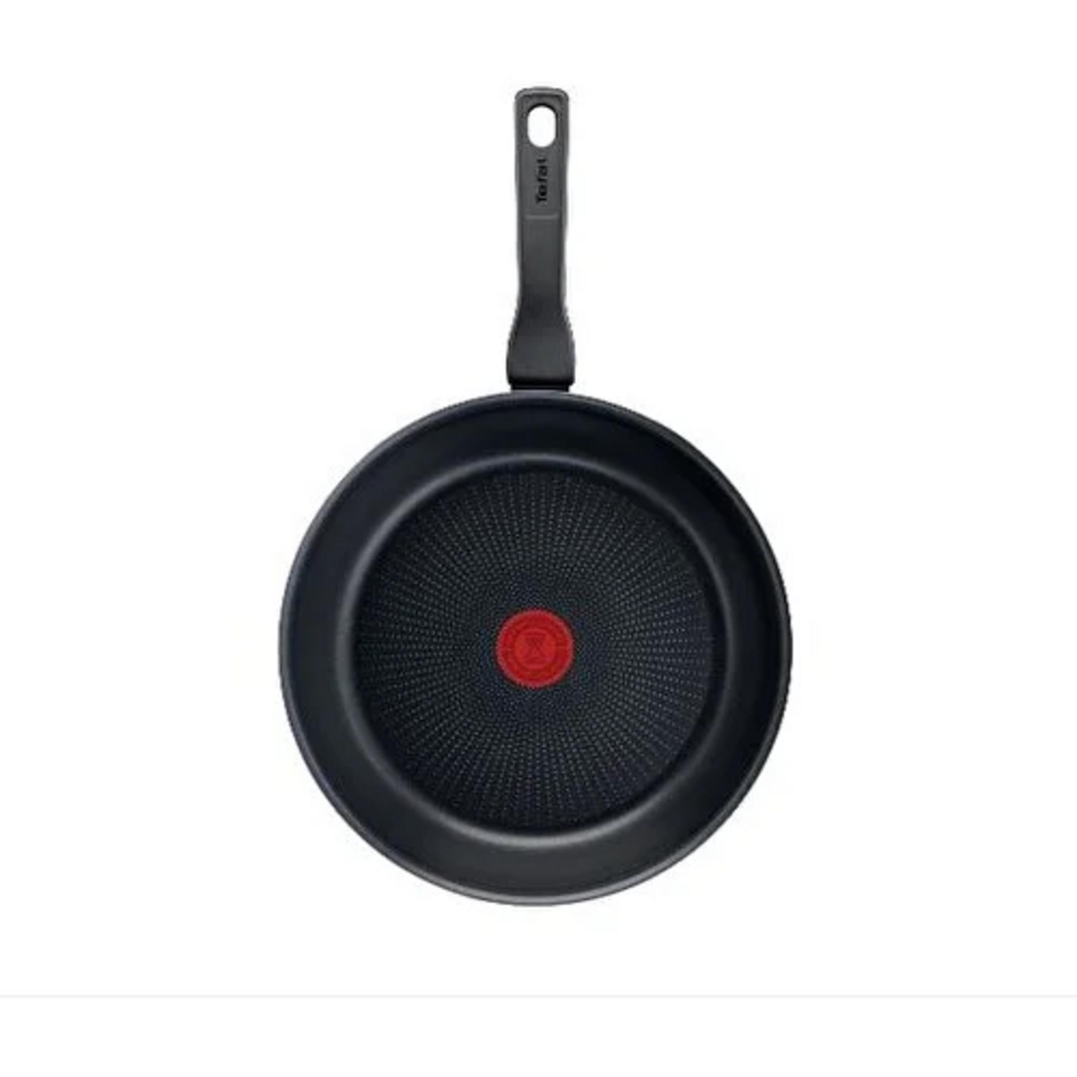 Ortasında kırmızı Tefal logosu ve siyah saplı siyah tava.
