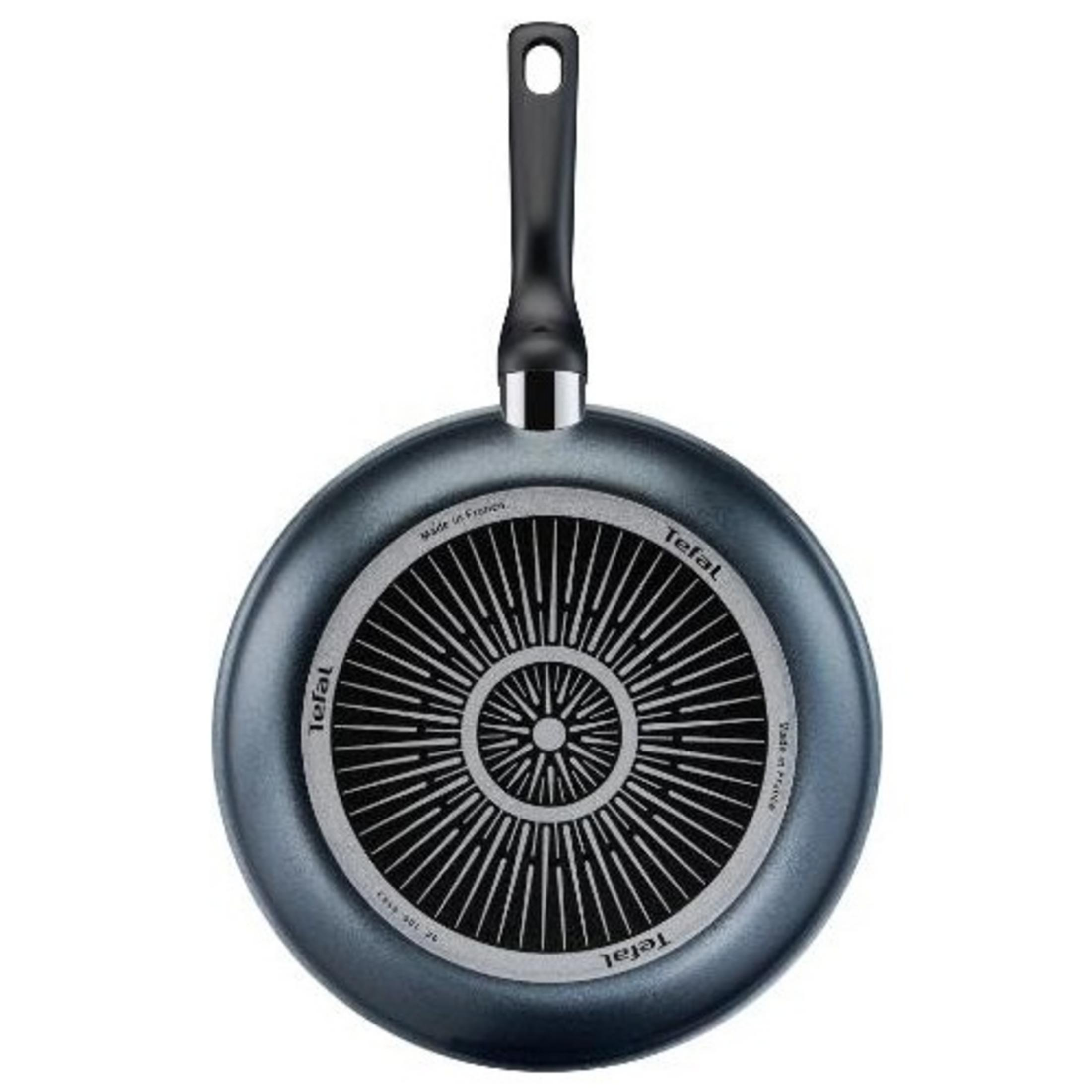 Siyah saplı ve eşmerkezli desenli gri Tefal tava alt görünümü.
