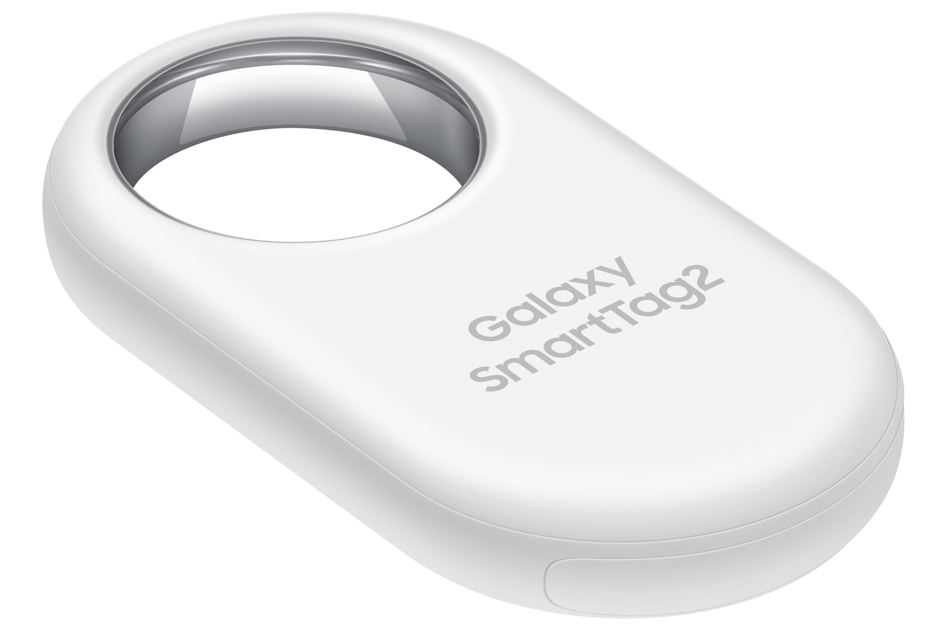 Gümüş halkalı beyaz Galaxy SmartTag2, beyaz arka plan üzerinde.