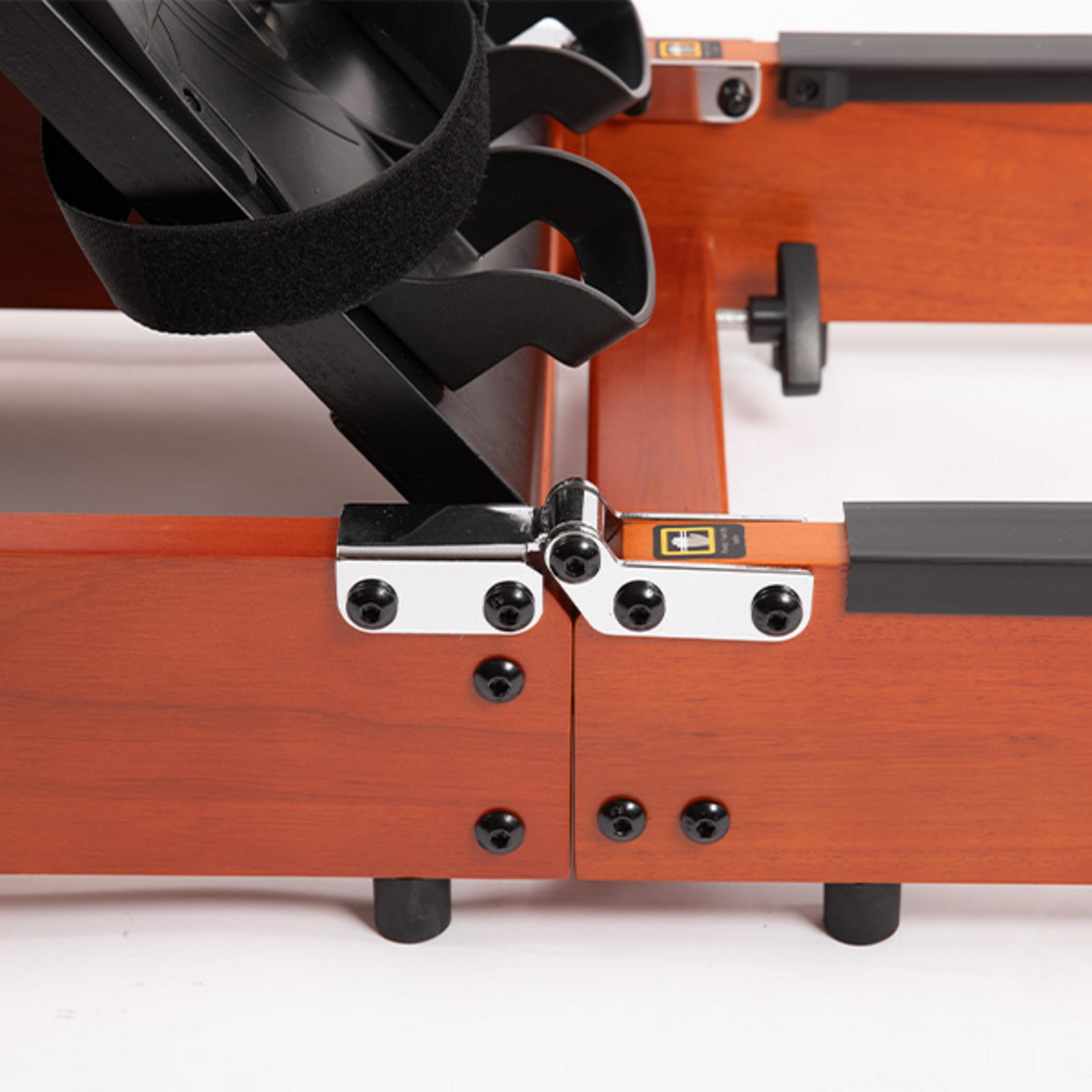 Primo piano di una struttura in legno con viti nere e raccordi metallici.